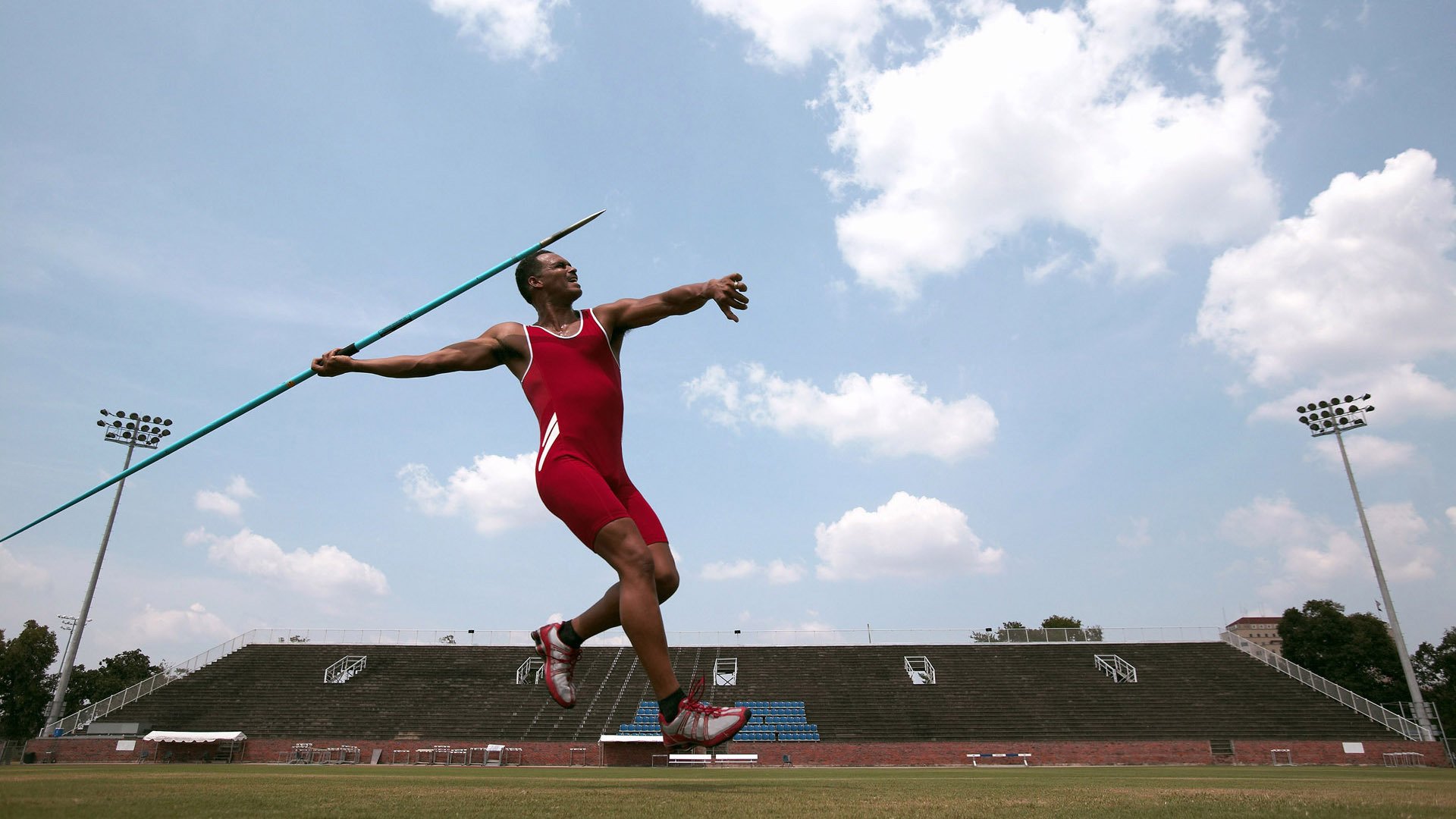 开云体育全站-“华金·托比利亚的精准判断与敏捷防守，帮助美洲狮队稳固防线”
